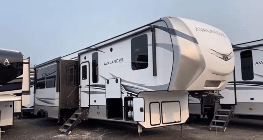 Avalanche 390DS exterior