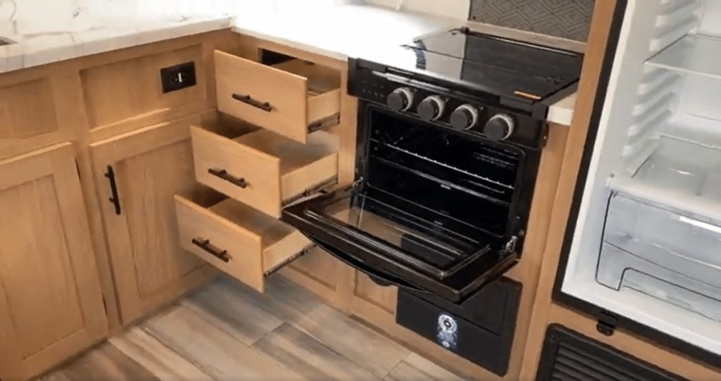 Avenger 24FKS kitchen storage