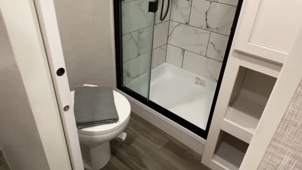 Jayco Eagle HT 26RE toilet and shower