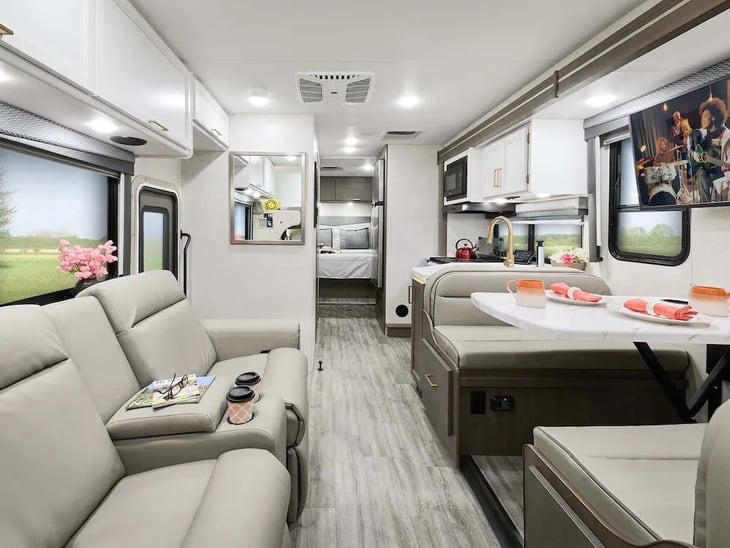 thor four winds class c motorhome interior
