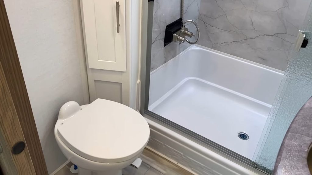 37MBR toilet and shower