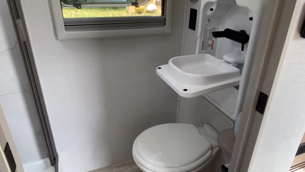 Serenova 160LG bathroom