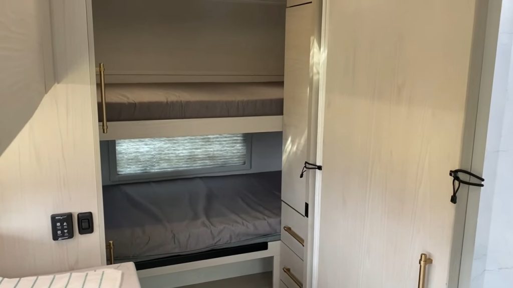 Serenova 150BH bunks