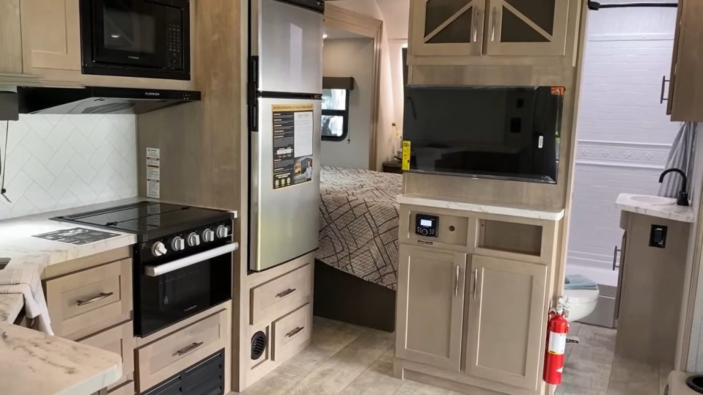 Momentum 31G layout and kitchen