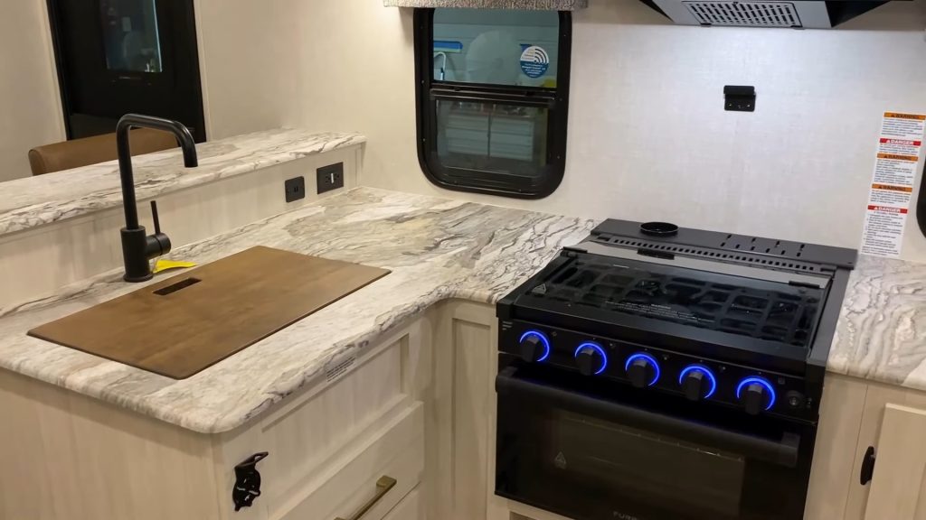 260BHLE-sink-and-oven