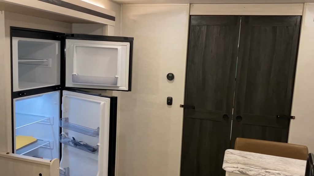 260BHLE-fridge-and-bedroom-doors