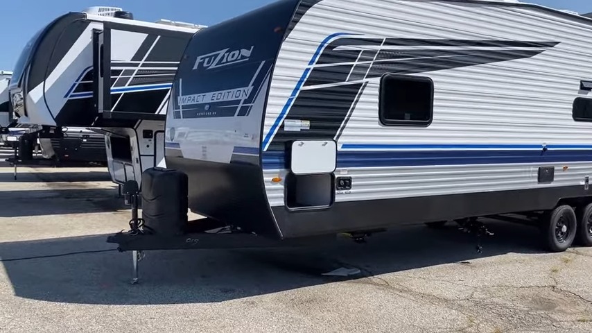 2024 Fuzion 2813 exterior