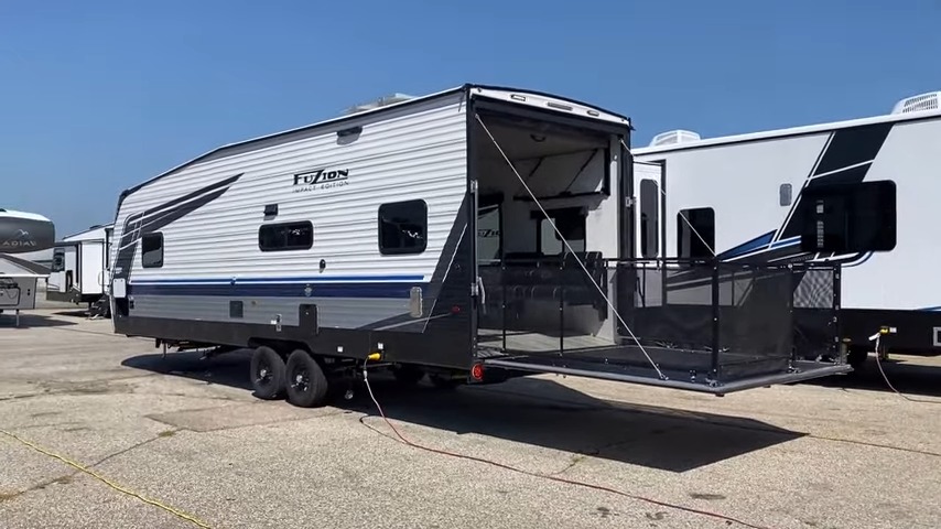 2024 Fuzion 2813 exterior