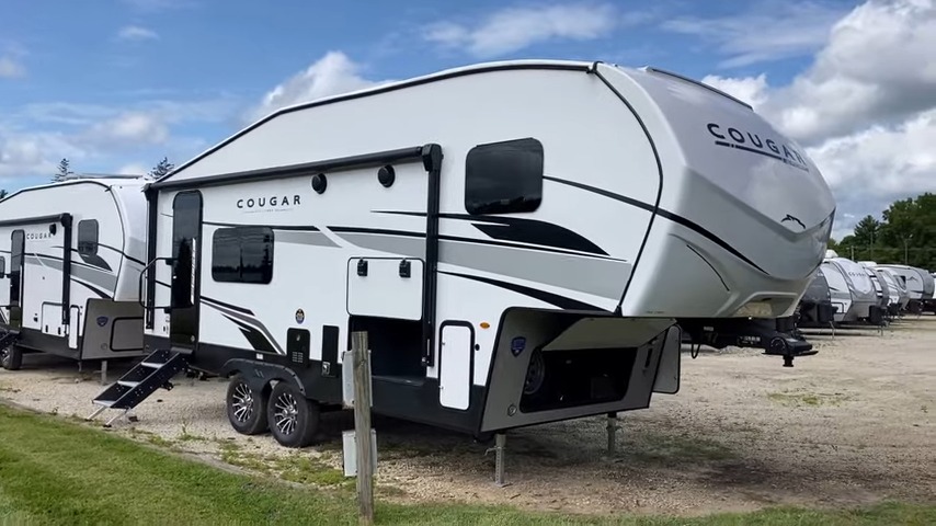 2024 Cougar 2100RK exterior