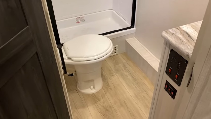 2024 Surveyor 240BHLE bathroom