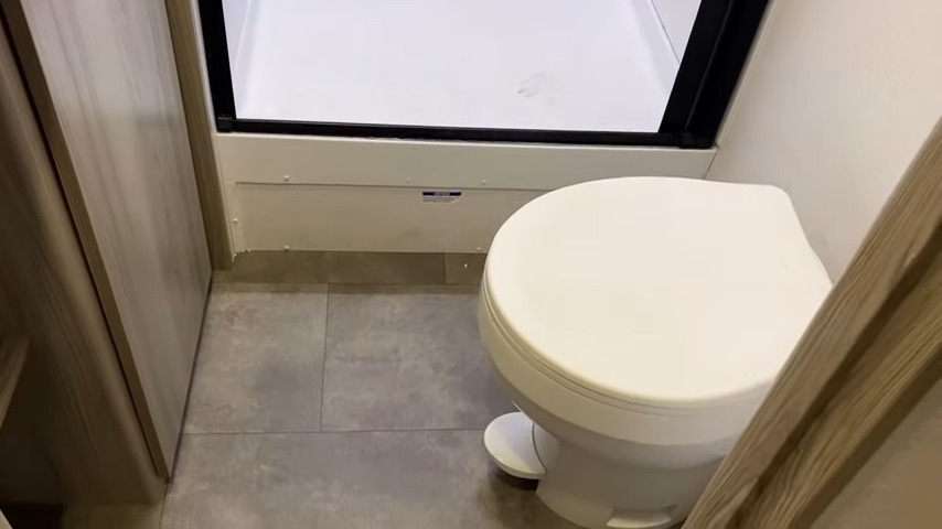 2024 FSX 275VC bathroom