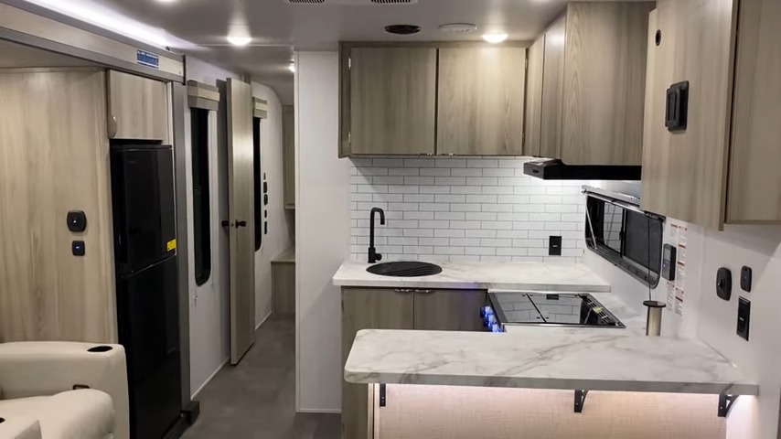 2024 FSX 275VC kitchen
