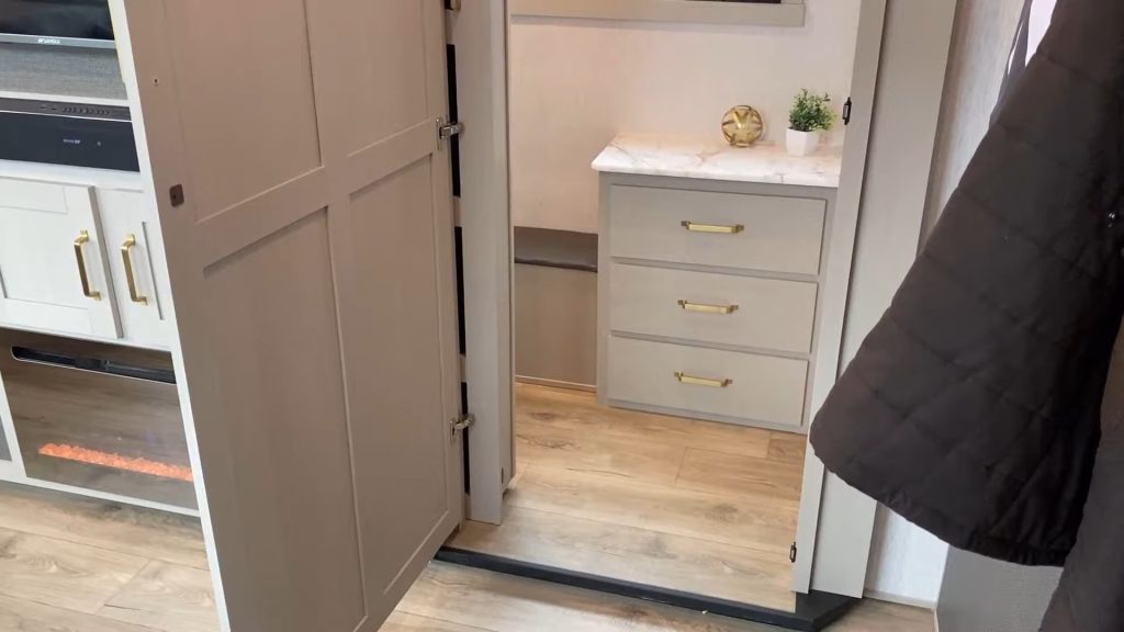 2024 Heritage Glen 320View living