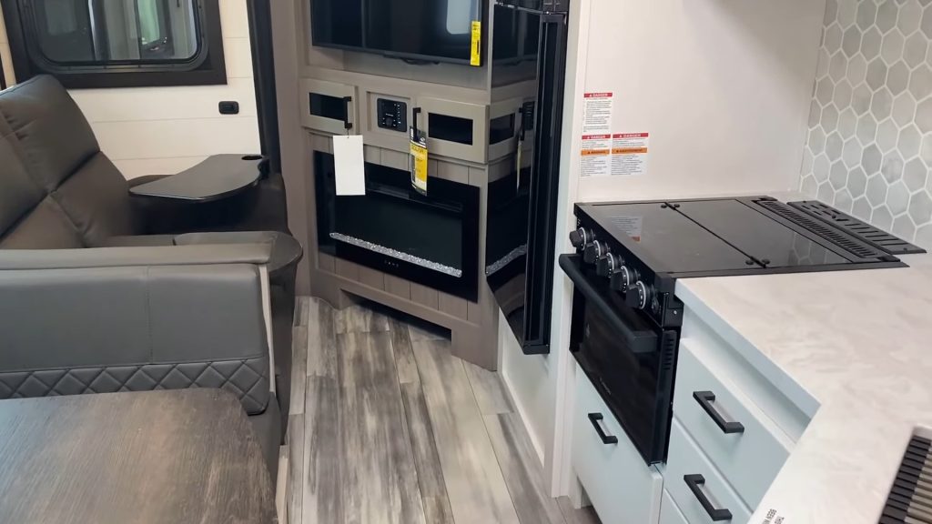 2024 White Hawk 27RB road mode