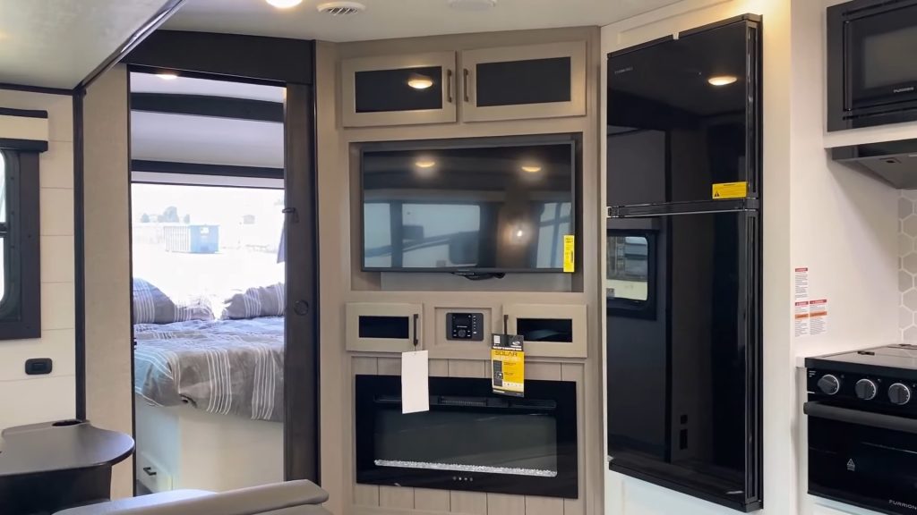 2024 White Hawk 27RB living