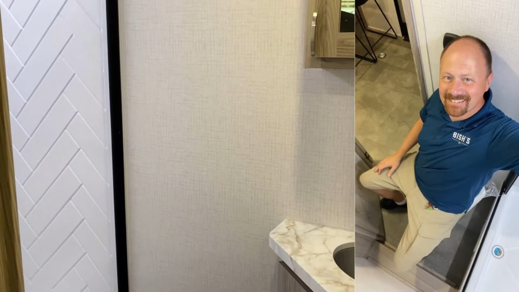 2024 FSX 262VC bathroom