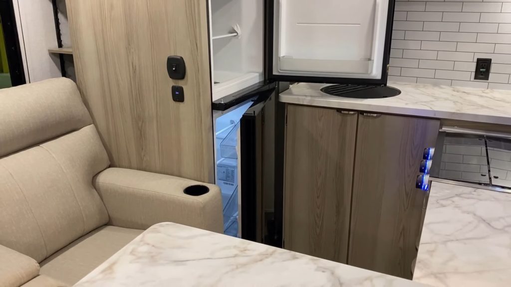 2024 FSX 262VC kitchen