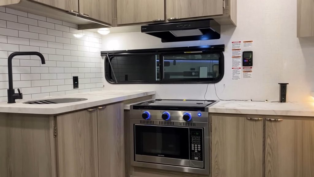 2024 FSX 262VC kitchen