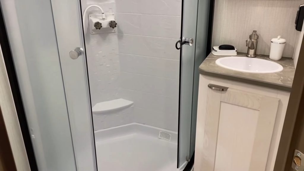 2024 MPG 2100RB bathroom