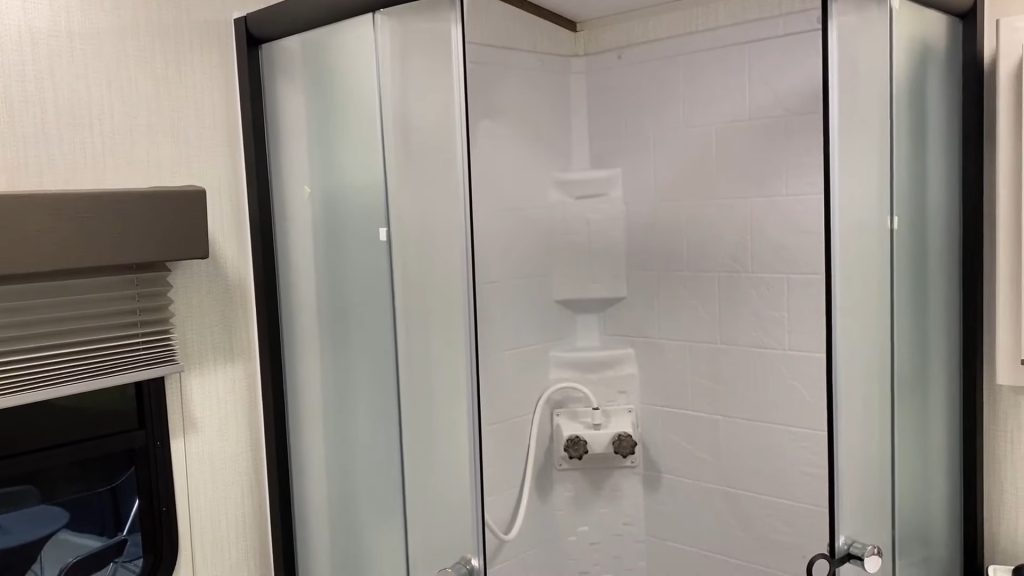 2024 MPG 2100RB bathroom