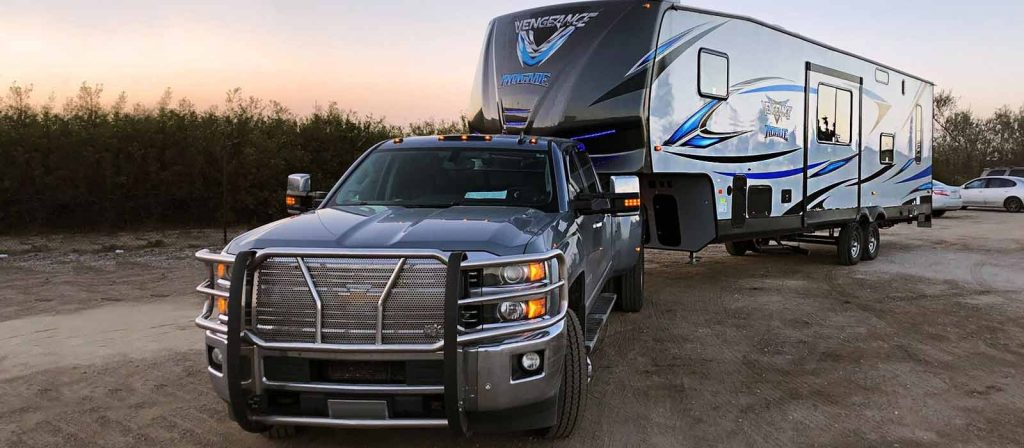 Truck pulling a 5th wheel