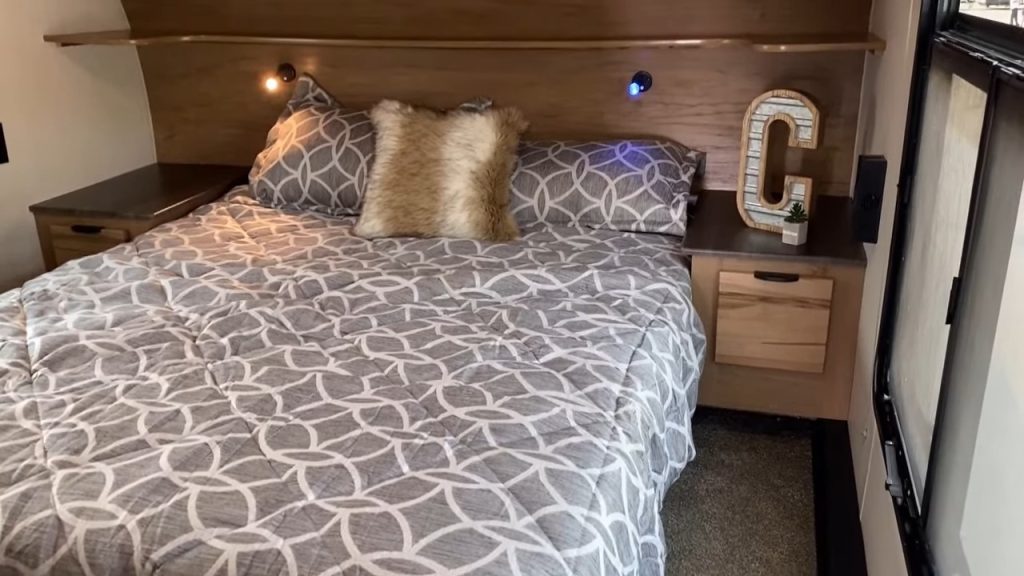 2024 Cherokee 256RRBL bedroom