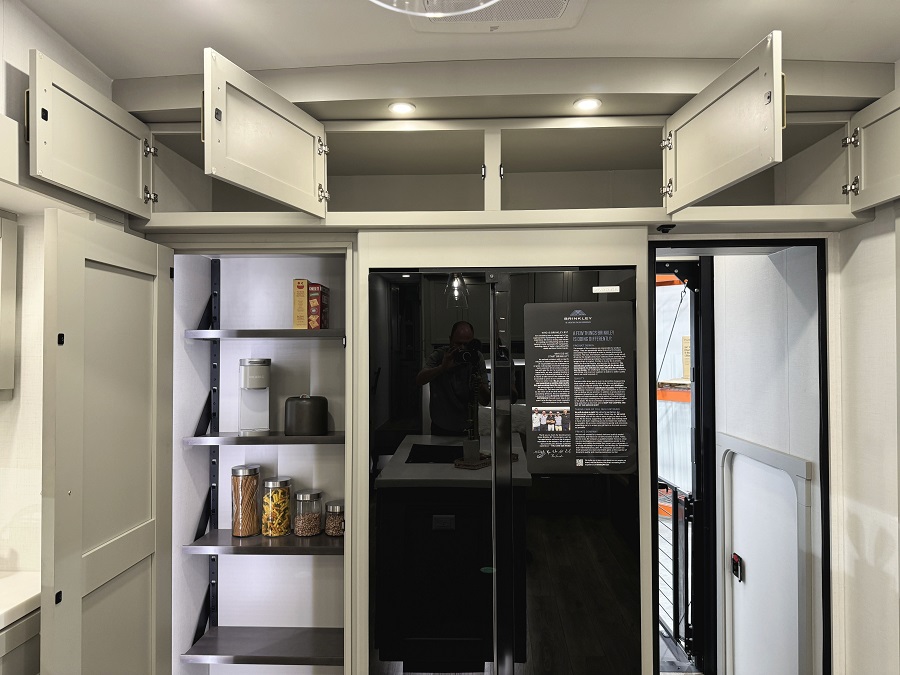 Kitchen pantry Z 3400
