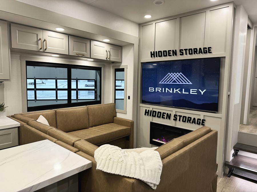 Brinkley G 3950 Sofa and TV