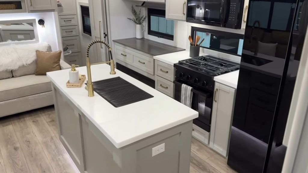 Brinkley RV Z 3110 Kitchen