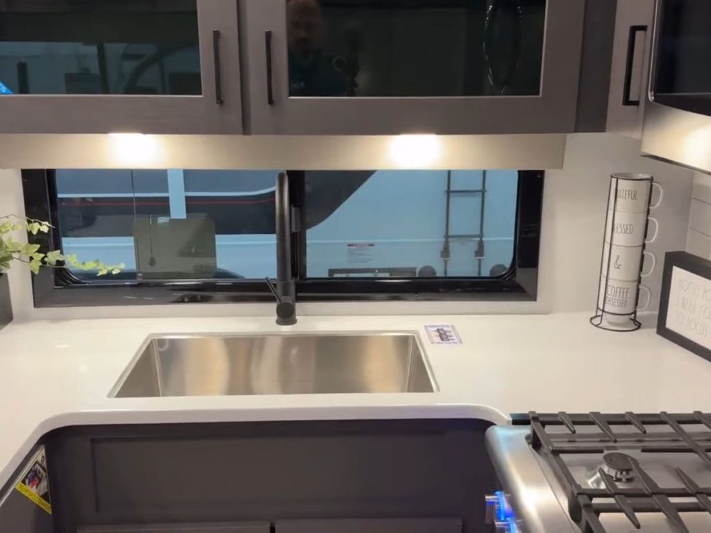 2024 Alliance 40v13 kitchen